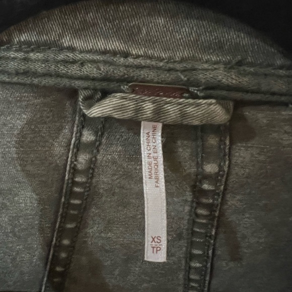 FREE PEOPLE Army Green Cropped asymmetrical Jean jacket, size XS - Picture 6 of 6